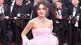 هاندا أرتشيل تتألق بإطلالة ساحرة من الريش في مهرجان كان