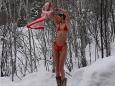 Mit Bikini und Boots: Bella Hadid tollt im Schnee