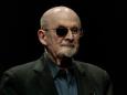 "See aus Blut": Salman Rushdie berichtet vor Gericht von Messerangriff