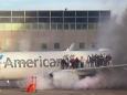 Flucht auf die Tragflächen: American-Airlines-Flugzeug fängt bei Landung Feuer