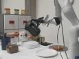 Deutet sogar Zwischentöne: Roboter kocht Kaffee und dekoriert Teller mit Tiermuster
