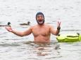 Hoëcker macht widerwillig mit: Wigald Boning schwimmt 1000. Tag in Folge