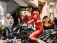 Motorrad statt Laufsteg: Bella Hadid kurvt im Latex-Kostüm durch Paris
