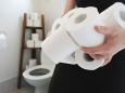 Hygiene auf dem stillen Örtchen: Trockenes Toilettenpapier kann auch schaden