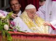 88-Jähriger auf Petersplatz: Papst Franziskus schafft Ostergruß nur im Rollstuhl - aber ohne Sauerstoffgerät