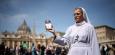 Livestream zum Tod von Papst Franziskus: Trauernde versammeln sich am Petersplatz