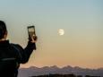 Schwieriges Fotomotiv: Warum sieht der Mond auf dem Smartphone so klein aus?