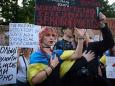 Protestler vor Selenskyjs Büro: "Dieses Gesetz macht die Ukraine etwas russischer"
