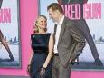 Stars aus "Die nackte Kanone": War Beziehung von Pamela Anderson und Liam Neeson nur Werbung?