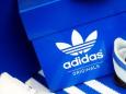 Gutes Sommergeschäft trotz Zölle: Adidas meldet Rekordumsatz - Tarif-Streit droht zu eskalieren