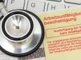 Fehlzeiten auf hohem Niveau: Arbeitnehmer fallen 2025 fast 20 Tage beim Job aus