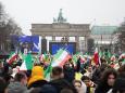 Widerstandskämpferin spricht: 10.000 Menschen demonstrieren in Berlin gegen iranische Regierung