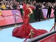 Wehe, wenn die Blase drückt!: Sarah Engels' Robe beim ESC-Auftakt hatte ihre Tücken
