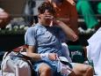 Hitze setzt Tennis-Star zu : Schwindel und Krämpfe: Sinner nach Paris-Drama sensationell raus
