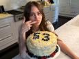 Eine Torte für die Mama: Leni Klum kriegt es gebacken