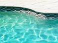 Fehler bei Wasseraufbereitung?: Pool-Panne verletzt 60 Urlauber in Spanien