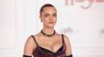 Cara Delevingne utegnula se u usku haljinu pa joj ispale grudi