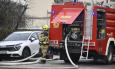 Zapalio cigaretu dok je popravljao automobil, Clio izgorio, mladić teško ozlijeđen