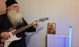 Bizantski napjevi, dubstep i 'đavolja' gitara: Nevjerojatna priča o ocu Tabakisu, novoj zvijezdi globalnog undergrounda