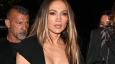 FOTO J.Lo zablistala u pripijenoj crnoj haljini do poda, a otkrila je nikad dublji dekolte