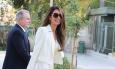 Amal Clooney u bijelom od glave do pete: Hlače širokih nogavica i minijaturni sako za besprijekoran poslovni glamur