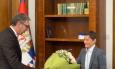 Vučić predao Srbiju i cvijeće Ani Brnabić: 'Sretan ti rođendan i preuzimanje, odoh ja!'