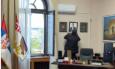 VIDEO Vučićeve fotografije skidaju se sa zidova institucija diljem Srbije: Pogledajte prizore