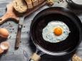 Kako speči jajca brez olja? Družabna omrežja je osupnil nepričakovan trik.