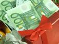 Mesec: Vsi vidiki božičnice so predmet pogajanj. Delodajalci: Postavljeni smo bili pred dejstvo.