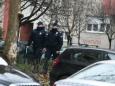 Mrtvega novorojenčka našli na ulici, sto metrov stran okrvavljeno žensko