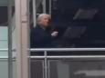 Trump pred kamerami izgubil živce #video