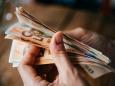 Ženska oškodovana za 50 tisočakov, moški za 24