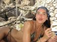 Dua Lipa je z medenih tednov prinesla modni kos, ki ga boste želeli nositi tudi vi
