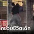 ฮีโร่ปีนระเบียง ช่วยเด็กหัวติดลูกกรง ยืนอุ้มรอกู้ภัยฯ นานเป็นชั่วโมง จีนมุงร่วมลุ้นเอาใ