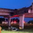 สาวซิ่งเก๋งย้อนศรบนทางด่วนเกือบ 3 กม. ชนแบริเออร์ขวาง ตกมาด้านล่าง ดับคาที่