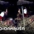 เกิ๊น! คู่รักขย่มกันริมหาด ป้าด่ากราดยังไม่สน ทำต่อไม่แคร์ โดนเอารองเท้าตบเรียกสติ
