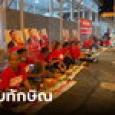 ทักษิณกลับไทย คนเสื้อแดงสู้ฝน ปักหลักใกล้สนามบินดอนเมือง กางเต็นท์นอนรอต้อนรับ