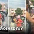 ขำเจื่อนเลย... จอดรถติดไฟแดง จู่ๆ มีสาวปริศนาโผล่ช่วยเกาหลัง ก่อนเฉลยเดินมาจากไหน